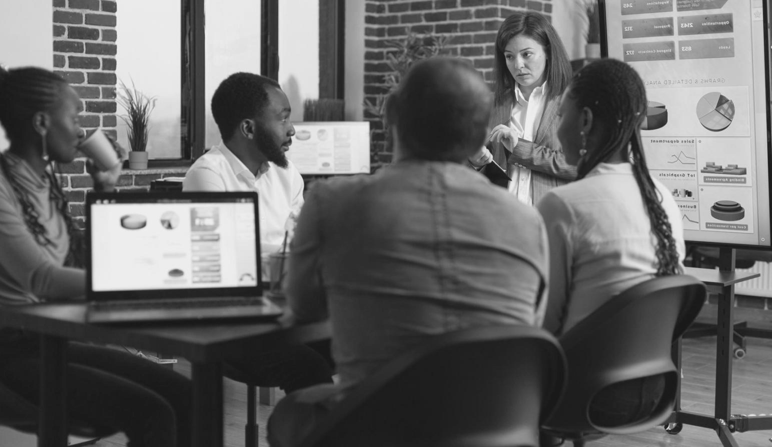 Empresarios analizando datos financieros y planificando estrategias de contingencia