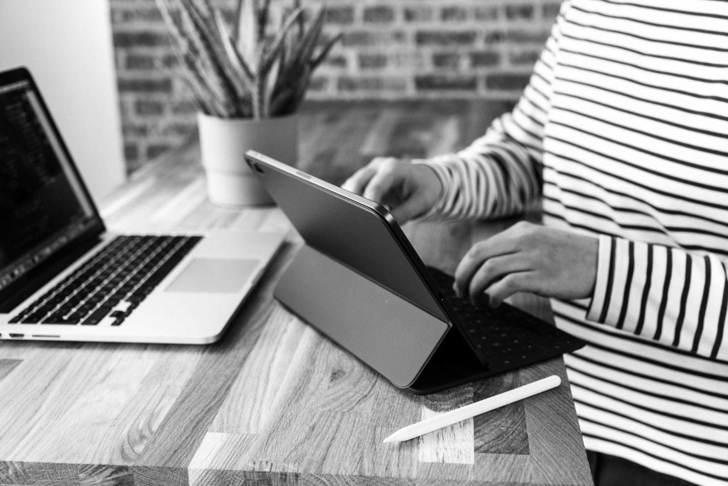 Sesión práctica de planificación financiera con documentos y calculadoras